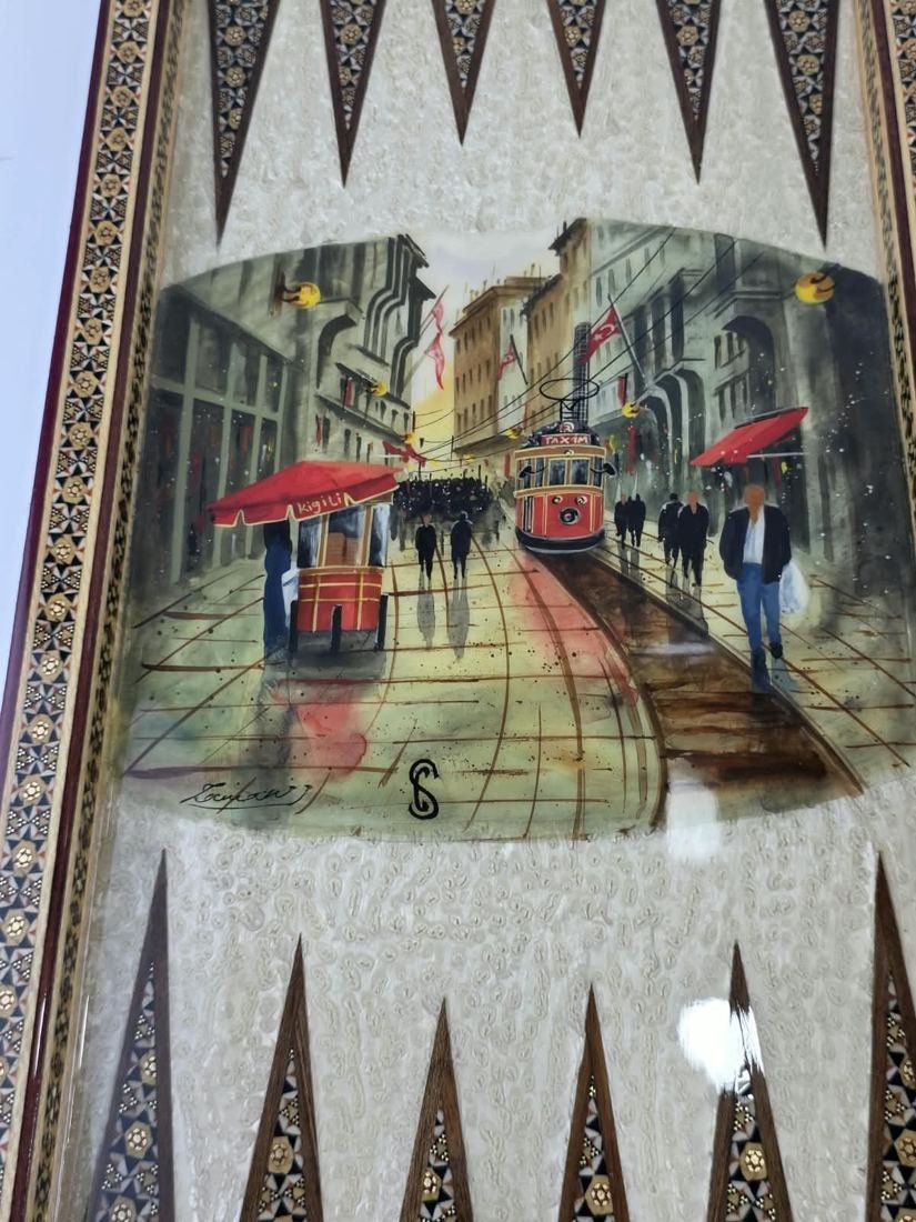 Galata iç yüzü: yağmurlu İstiklal ve kırmızı tramvay, imzalı